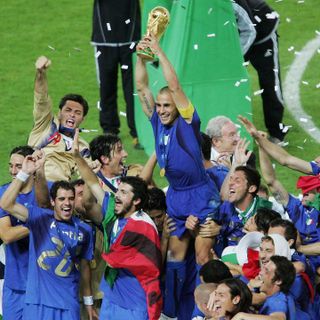 Berlino 2006: Fabio Cannavaro alza la coppa (foto figc.it)