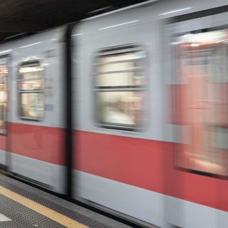 Milano: sfregiata a metro Duomo, "ho pensato di morire"