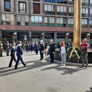 La deposizione di corone d'alloro al monumento di largo Camussi, il 25 aprile 2023 (il corteo, però, si concluse in piazza Risorgimento)