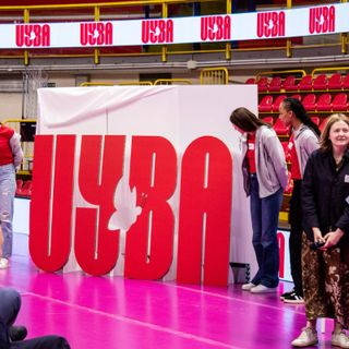 Il nuovo logo Uyba. Nella foto sotto: la sciarpa biancorossa con il nuovo logo esibita con orgoglio da tutti gli sponsor presenti