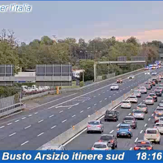 Le code in Autolaghi a causa dell'incidente di questo pomeriggio (foto dalla webcam di Autostrade per l'Italia)