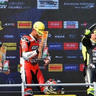 Leo Abruzzo solleva il trofeo del terzo posto