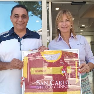 Giuseppe Abenante consegna la maglia, incorniciata, della promozione a Sara Tosi