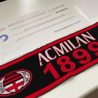 L'assegno e il ringraziamento di Aias al Milan Club Busto Arsizio. Sotto: la foto di gruppo e la copertina del volumetto