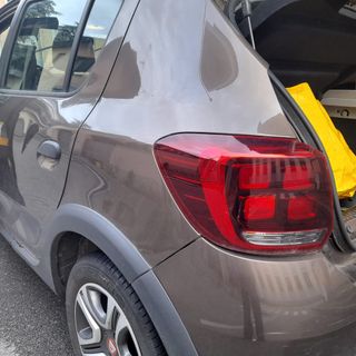 Donna distrae un’automobilista fuori dal supermercato, un complice ruba dall’auto