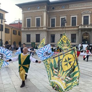 FOTO E VIDEO. BA Estate affolla il centro, con gli Sbandieratori di Asti e i mercatini