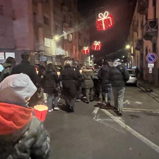 LA FOTO. La fiaccolata e quella luce tra le mani dei bambini