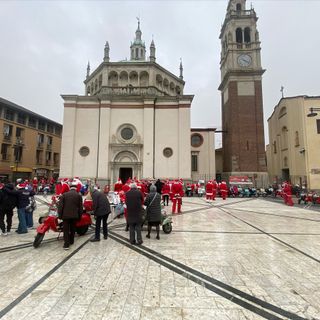 FOTO e VIDEO. Gli Amicinvespa vestiti da Babbo Natale riempiono e colorano di rosso piazza Santa Maria
