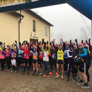 VIDEO. Più di 250 “babbo runners” ai nastri di partenza alla Cascinetta