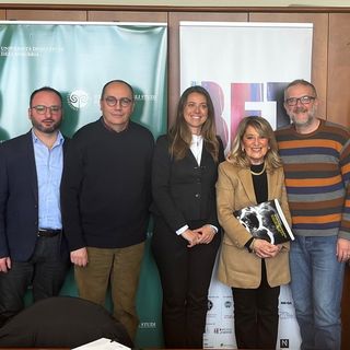 Da sinistra: Danjel Delishi e Alberto Scalera di Social Libreria, l’assessore Enzo La Forgia, Francesca Strazzi, Giovanna Brebbia, Mauro Gervasini, Stefania Barile