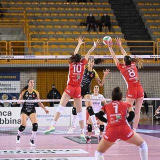 Una fase del match vinto dalle bresciane su Busto
