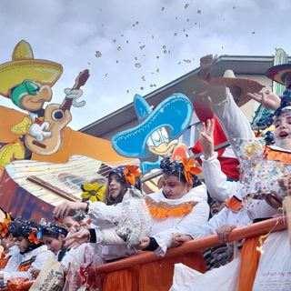 FOTO e VIDEO - Il carnevale di Cassano Magnago fa splendere il sole