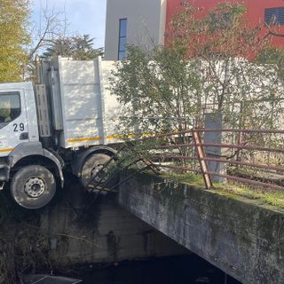 Un camion dei rifiuti in bilico rischia di cadere nell'Olona