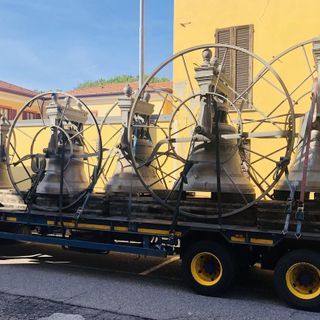 FOTO E VIDEO. Gorla Maggiore: bambini col naso all'insù per l'abbassamento delle campane
