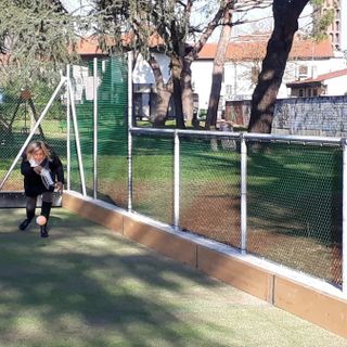 Il sindaco Mirella Cerini testa il nuovo campo da bocce al parco del Buon Gesù