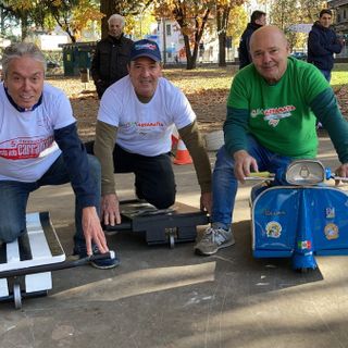 Nunzio Cascino (con maglietta verde) prova la carramatta assieme agli amici promotori della festa