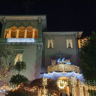 FOTO E VIDEO Si accende la “Casa delle lucine” di Busto. Una magia per grandi e piccini
