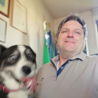 Il comandante Alfonso Castellone con l'husky portata in salvo dagli agenti di pattuglia
