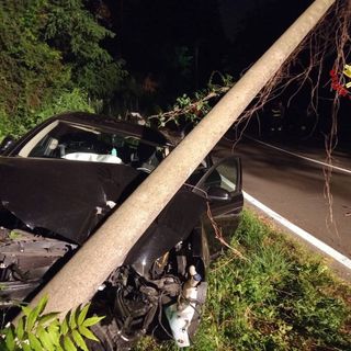 Castiglione Olona, auto si schianta contro un palo. Tre giovani coinvolti