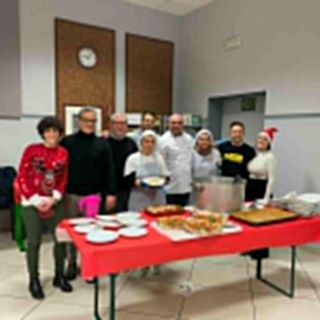 La cena per i senzatetto di Santo Stefano: «Tutti hanno diritto di vivere dei momenti felici»