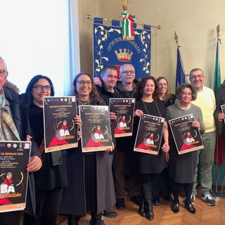 Giöbia: Busto riaccende la tradizione... alla grande. Mille porzioni di risotto e luganiga in piazza Vittorio Emanuele