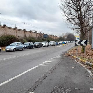 La coda per accedere al centro tamponi, a orario di apertura terminato