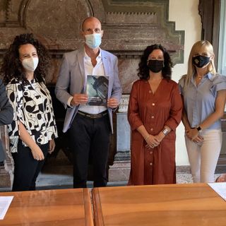 La vetrina dei commercianti di Busto: 25 attività si raccontano in un libro