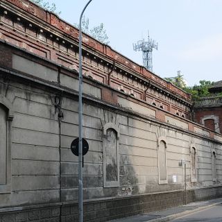 Cadono calcinacci dalla palazzina ex Bernocchi a Legnano. Corso Garibaldi rimane a due sensi di marcia