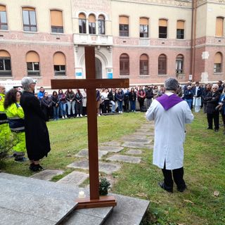 VIDEO e FOTO - «Per me siete ancora eroi»: la Dg di Asst Valle Olona, Daniela Bianchi, si è rivolta agli operatori dell’ospedale nel giorno dedicato alle vittime del Covid
