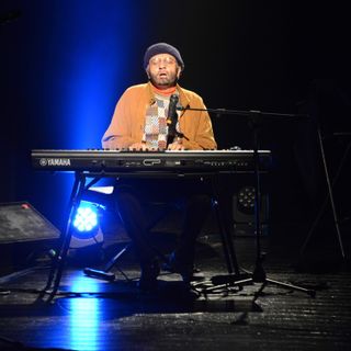 Dario Ballantini nei panni di Lucio Dalla al “Manzoni” di Busto