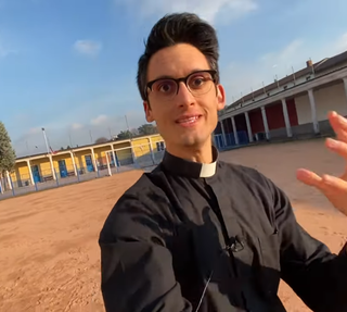 Don Alberto Ravagnani. Alle sue spalle il campo in terra rossa del San Filippo