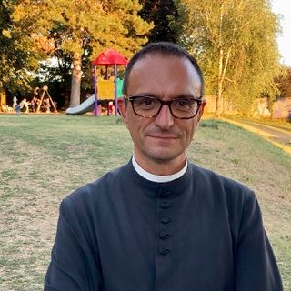 Don Valentino Viganò, parroco di Gorla Maggiore, ringrazia volontari e animatori dell'oratorio. Una grande squadra come la Nazionale