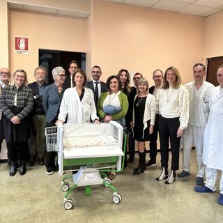 Otto culle, emozioni profonde: il dono di Roveda srl alla Pediatria di Busto