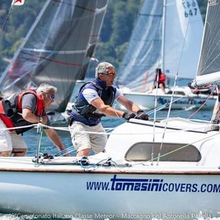 L'equipaggio bustocco Crespi-Speroni di “Tomasini/How Lucky”. Sotto il vincitore: Enrico Negri