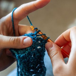 L'Aido pensa ai senzatetto: «Cerchiamo volontari per confezionare sciarpe e cappelli»