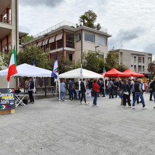 Il gazebo di Fratelli d'Italia e Progetto Cassano 2032, nelle foto in fondo all'articolo quelli del centrosinistra e della civica Poliseno-Ottaviani
