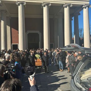 I tanti che hanno voluto salutare Andrea Bossi, affollando il sagrato della chiesa
