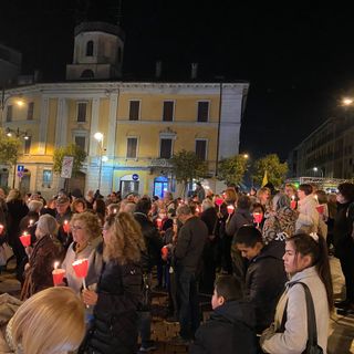VIDEO. La fiaccolata per le vie di Busto: «Accanto alle donne iraniane, è una lotta che riguarda tutti noi»