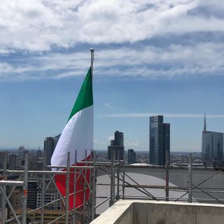 Il tricolore sul tetto e la piccola cerimonia (foto di Andrea Cherchi). Poi i rendering di come sarà la torre completata