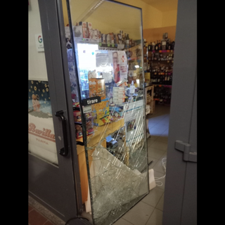Furto e porta danneggiata all’alimentari di Fabio Cogliati a Venegono Superiore