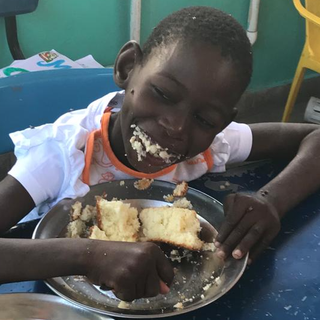 Gaëll-dine ha festeggiato il suo compleanno con gli altri bambini e suor Marcella