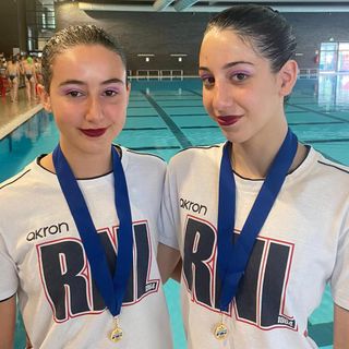 Il duo Gaia Farioli-Rebecca Conte. Sotto: Irene Sette, Cleofe Bonavia e la squadra che ha partecipato alla manifestazione regionale