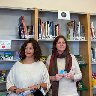 La vicesindaco Manuela Maffioli e la direttrice della biblioteca Claudia Giussani. In fondo le immagini delle due sale.