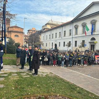 Giornata della Memoria a Busto, la deposizione della corona con i ragazzi di Tommaseo e De Amicis