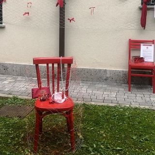 L'installazione nel giardino dell'Assunta a Gorla Maggiore
