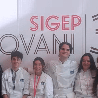 Sinfonia di barbabietola con note di peperone e lamponi: un dolce successo al Sigep Giovani dello Ial di Legnano