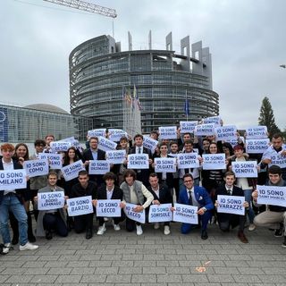 Europa, flash mob Lega Giovani davanti a Europarlamento per tutela identità locali