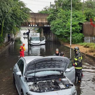FOTO. Castellanza, due mezzi estratti dal sottopasso allagato di viale Borri