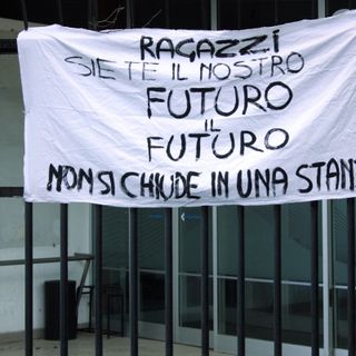Uno striscione esposto dai genitori per i ragazzi al liceo Candiani Bausch di Busto
