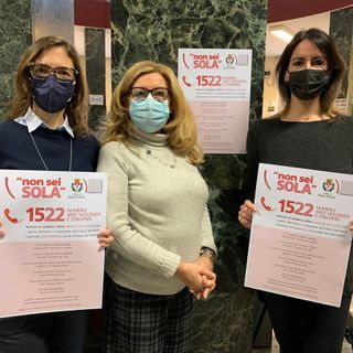 L’assessore Cerana con le vicepresidenti Verga e Cozzi davanti alla locandina affissa all’Anagrafe. Sotto: Cerana con sindaco Antonelli, Laura Rogora, Manuela Maffioli e Paola Reguzzoni